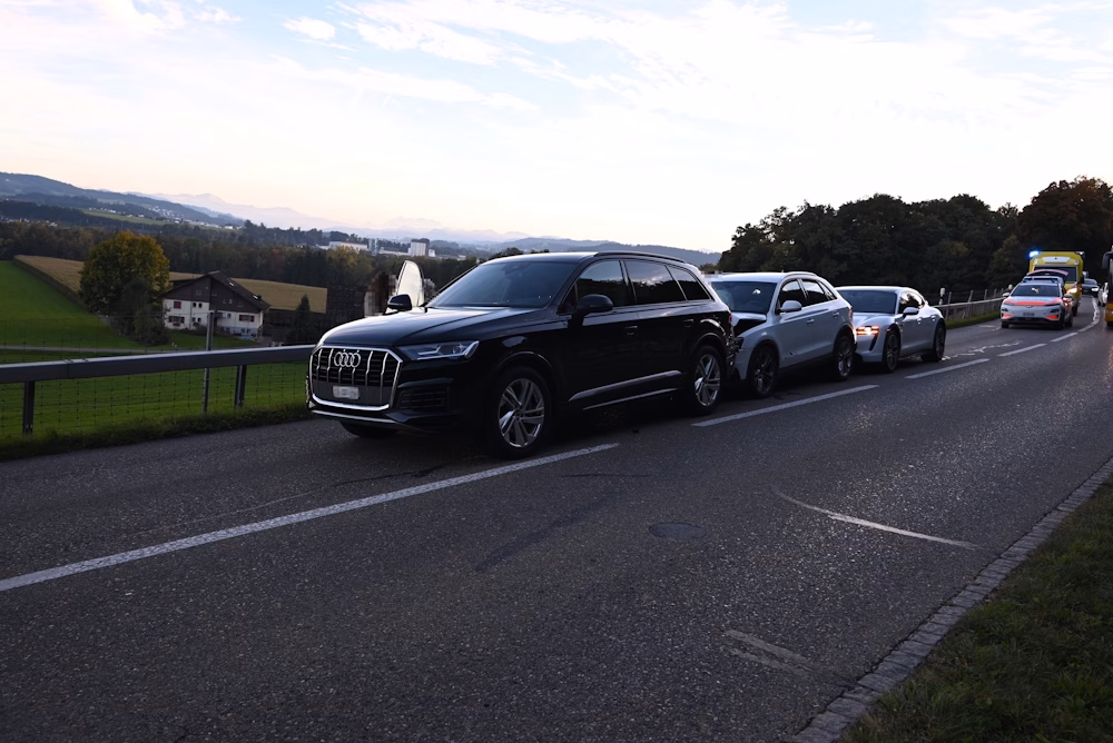 Drei Autos krachen auf St.Gallerstrasse – Pendler stehen im Stau!