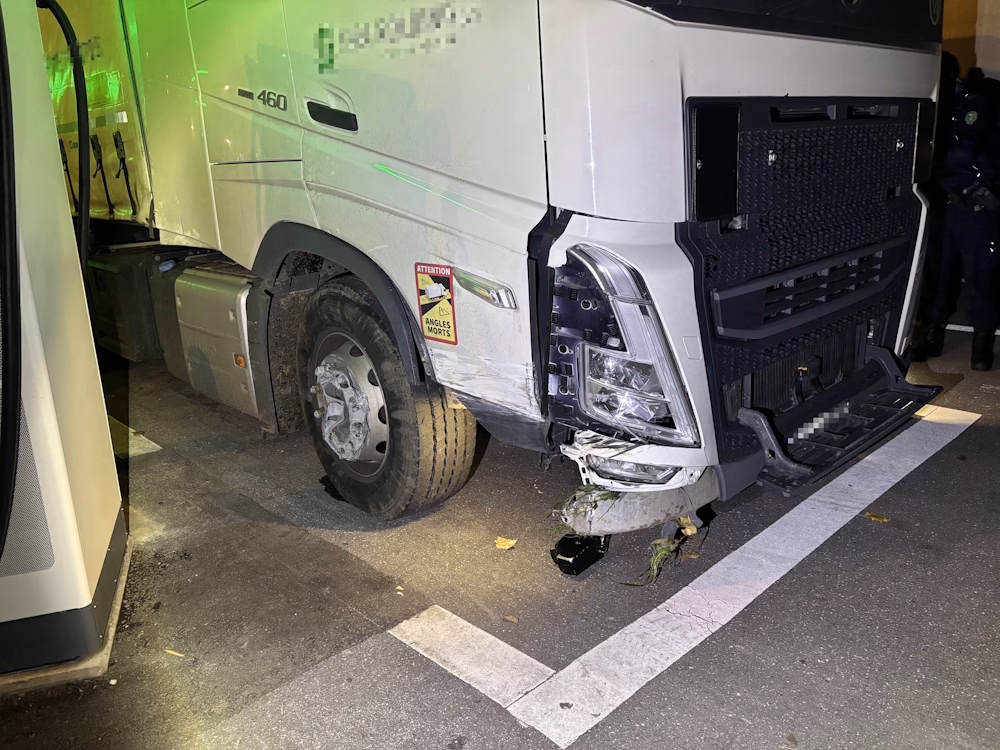 Fahrer mit Sattelschlepper verunfallt – Anwesenheit von Alkohol festgestellt!