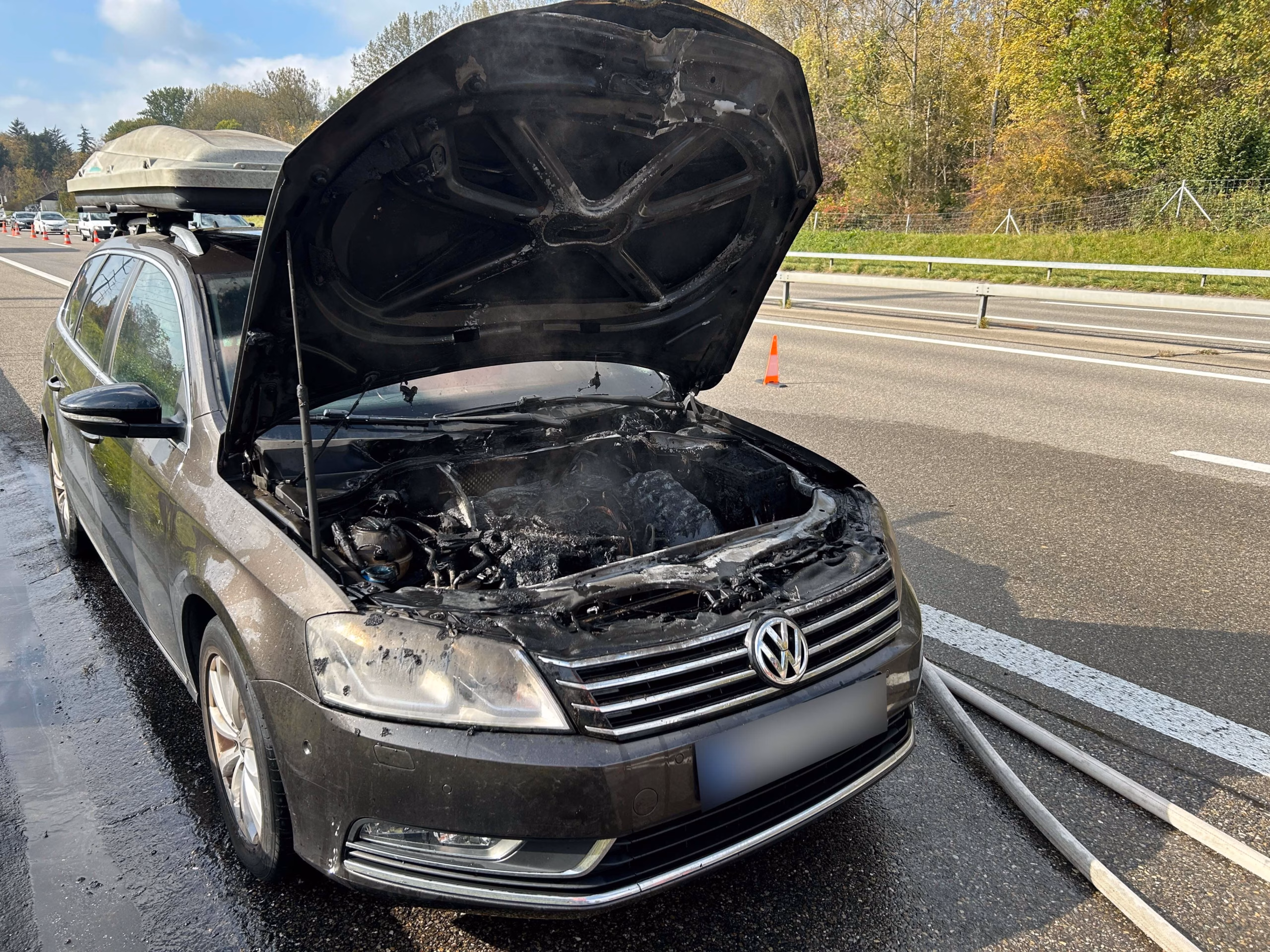 Fahrzeugbrand auf A7: Technischer Defekt sorgt für hohen Sachschaden!
