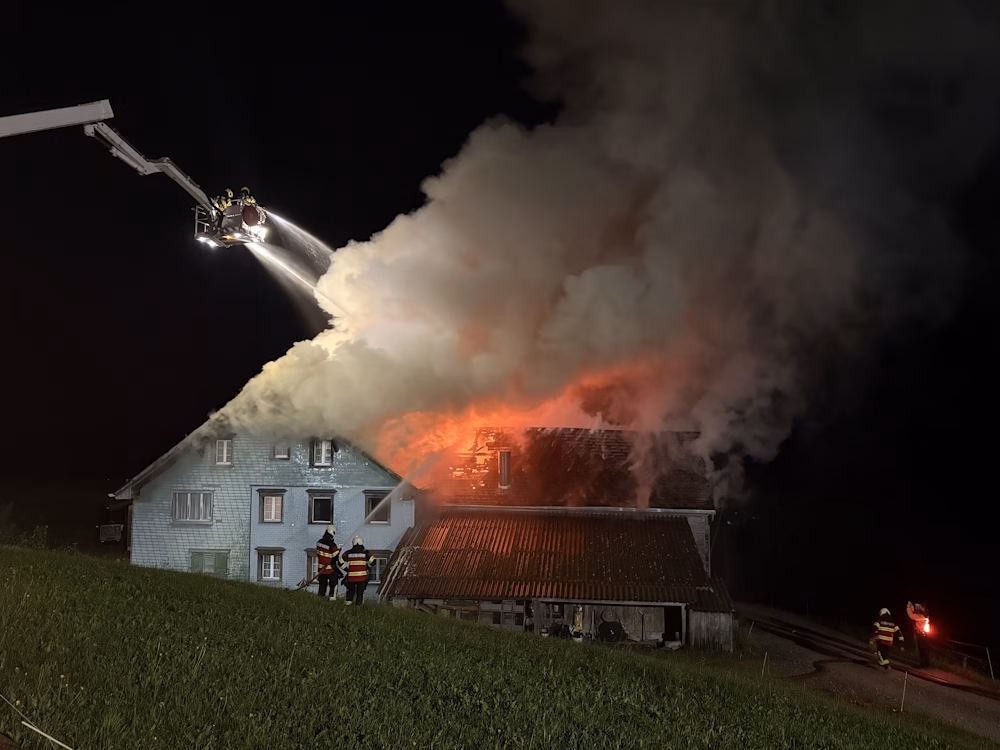 Großer Brand in Hofen: Wohnhaus und Holzschopf in Flammen!