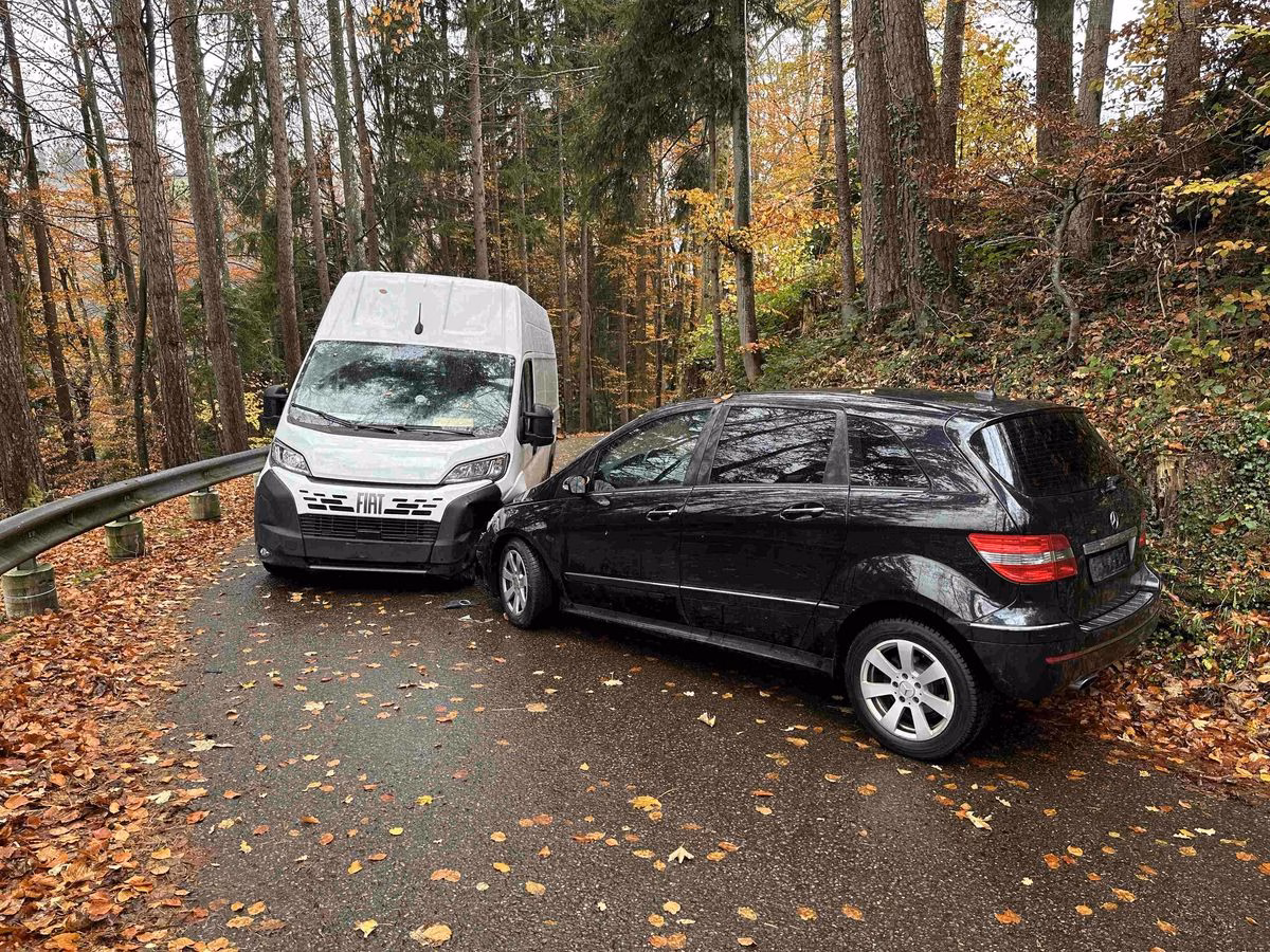 Kollision in Rehetobel: Lieferwagen und Auto rammt Frontseite!