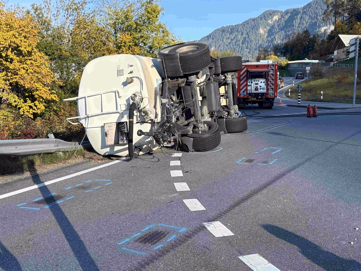 Lastwagenfahrer verliert Kontrolle: Tankanhänger kippt in Ilanz!