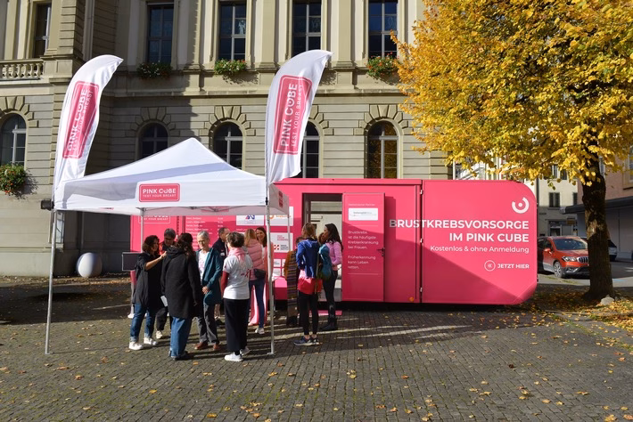 PINK CUBE in Glarus: Kostenloser Brustkrebstest am Rathausplatz!