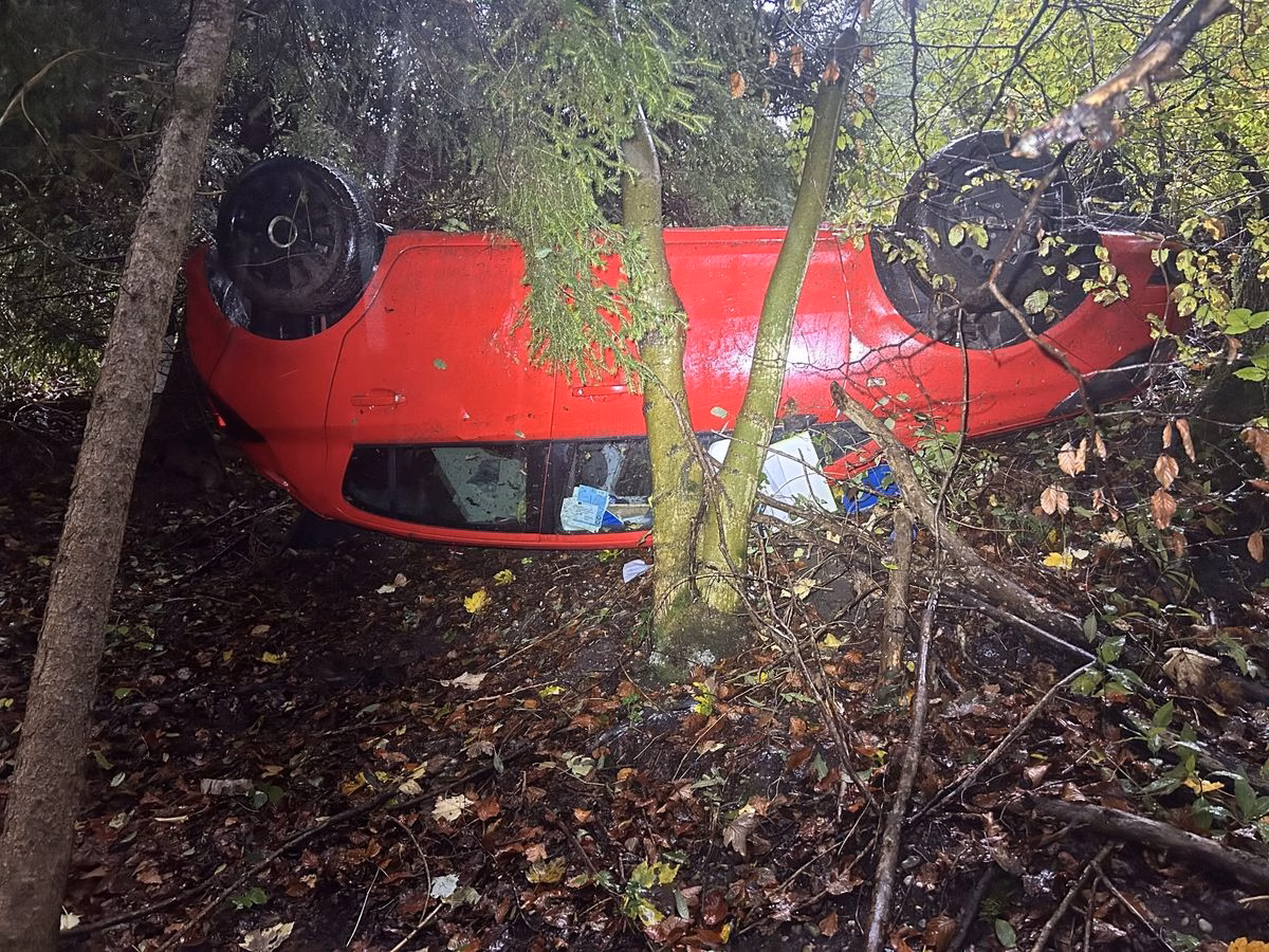 Schachen: Selbstunfall – 21-Jähriger landet mit Auto im Graben!