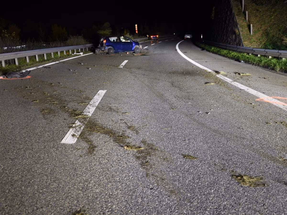 Schrecklicher Autobahn-Unfall in Domat/Ems: Drei Fahrzeuge kollidieren!