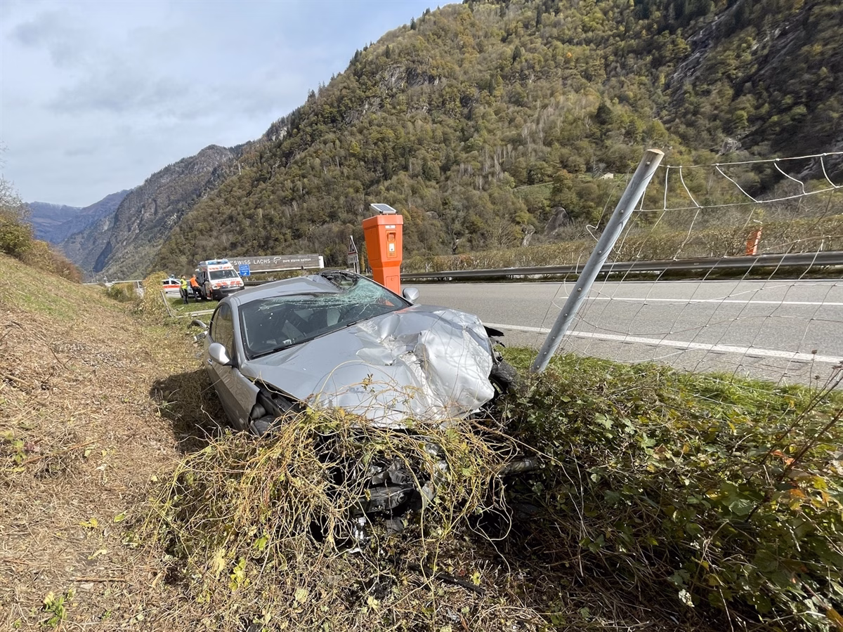 Selbstunfall in Lostallo: Autofahrer bei Ablenkung verletzt!