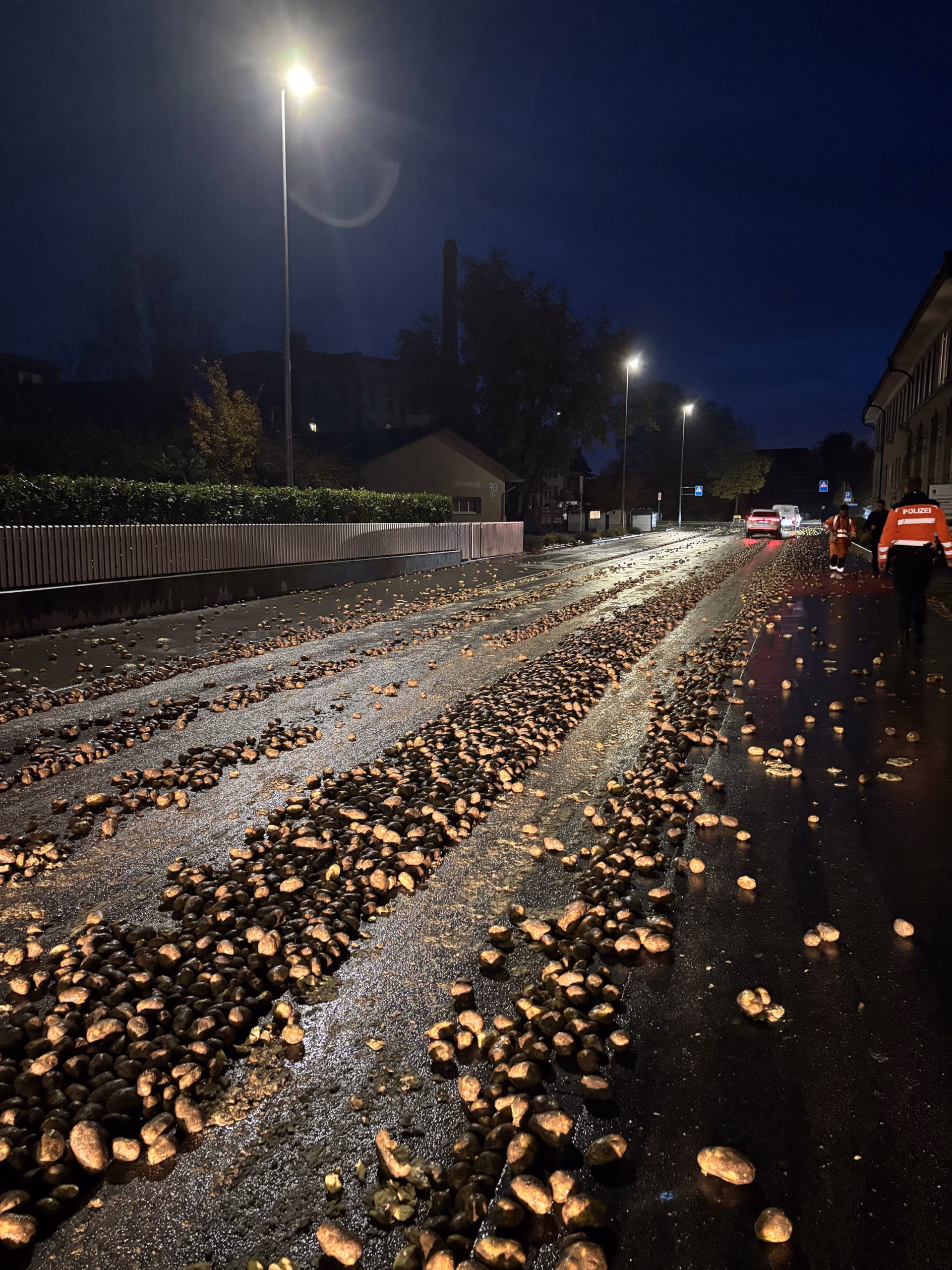 Traktorfahrer lässt Kartoffel-Flut in Weinfelden aus Anhänger fallen!