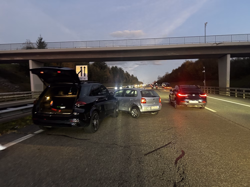 Zwei Autos prallen auf A1 zusammen – 28-Jährige verletzt ins Spital!