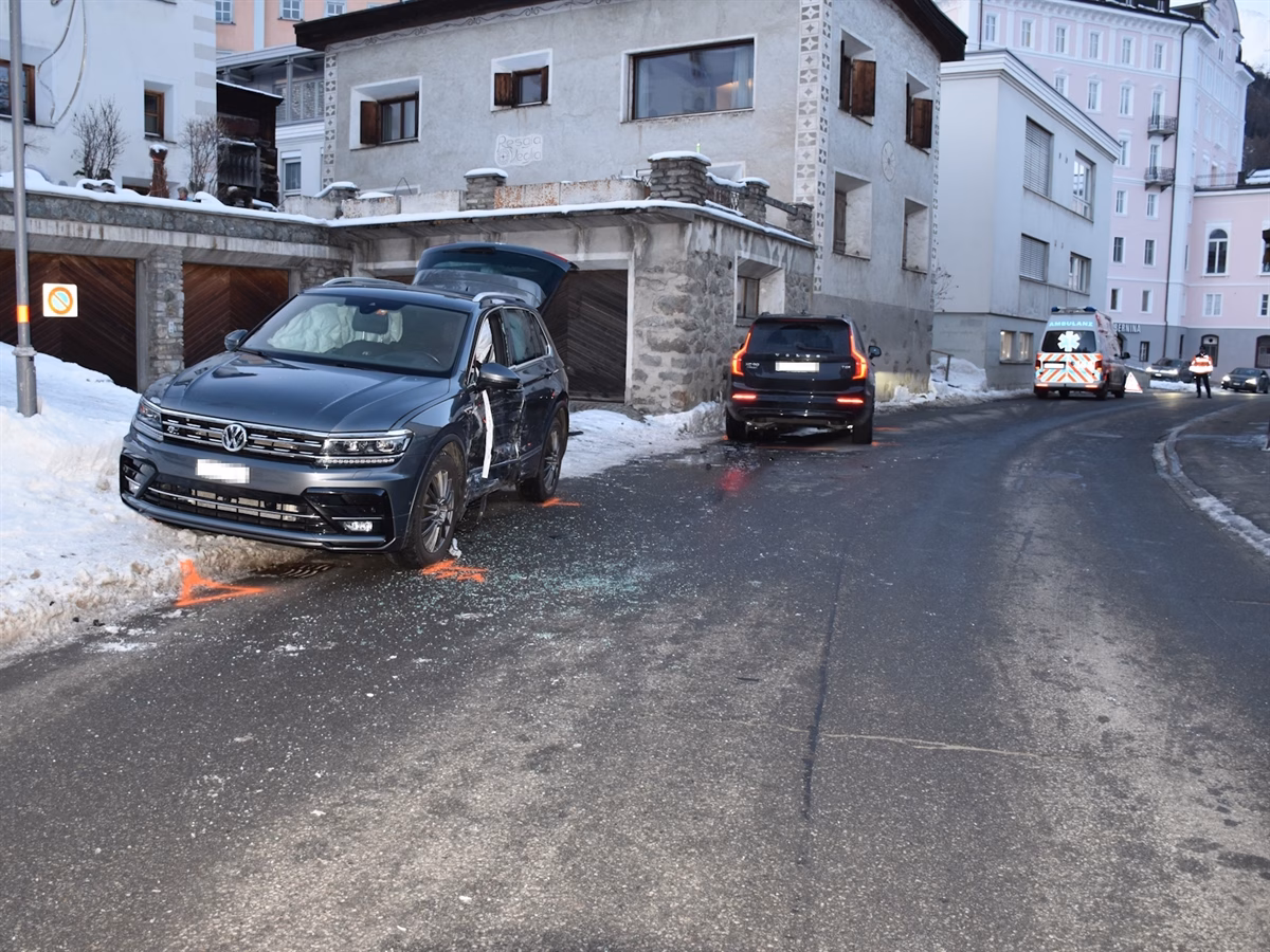 Auto-Kollision in Samedan: 63-Jährige verletzt im Krankenhaus!