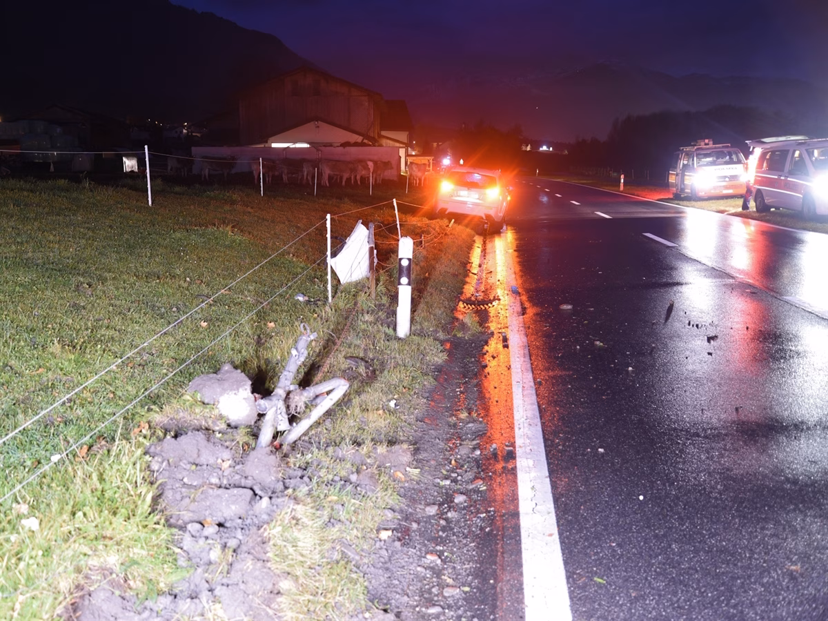 Fahrer abgelenkt und betrunken: Selbstunfall in Trimmis!