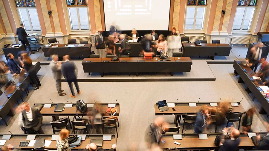 Landrat Glarus beschließt Neuerungen: Elmer vereidigt und wichtige Anträge!