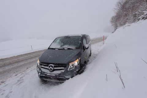 Lieferwagen kracht gegen Mauer: Zeugen dringend gesucht!