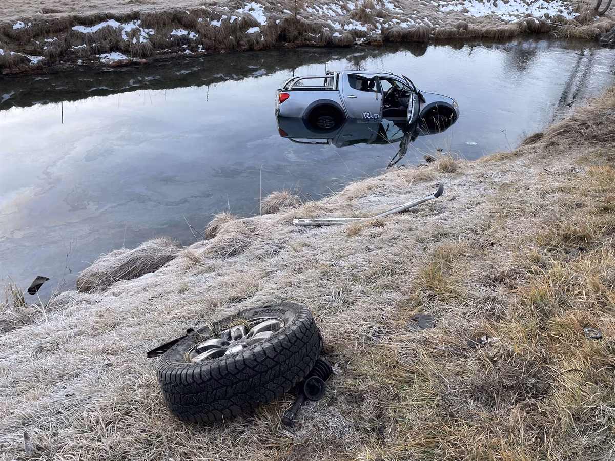 Lieferwagen überschlägt sich und landet im Inn – Fahrer unverletzt!