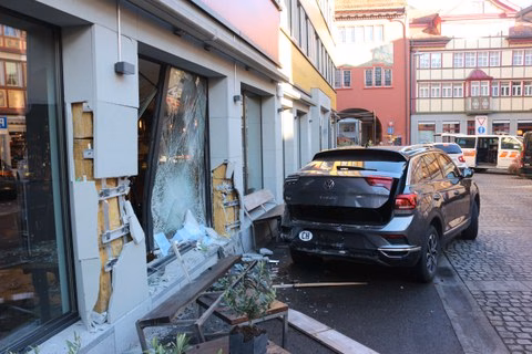 Rückwärts ins Restaurant: 40.000 Franken Sachschaden beim Unfall!