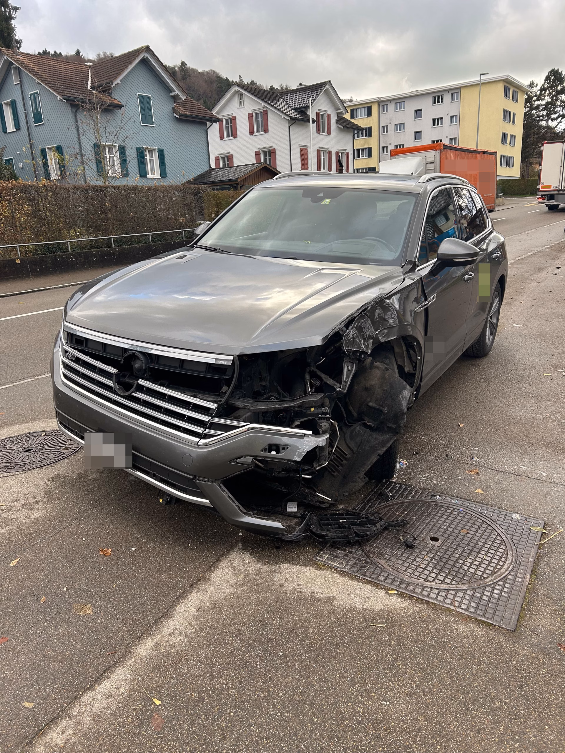 Sekundenschlaf in Bischofszell - Autofahrer rammt Laterne, niemand verletzt!