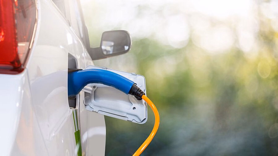 Steuerrevolution auf Glarus&#039; Straßen: Elektroautos müssen zahlen!