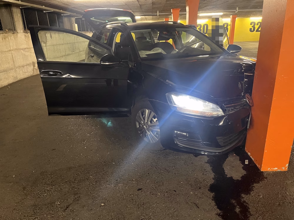 Teenager verwechseln Gaspedal mit Bremse: Schrecklicher Crash in Buchs!