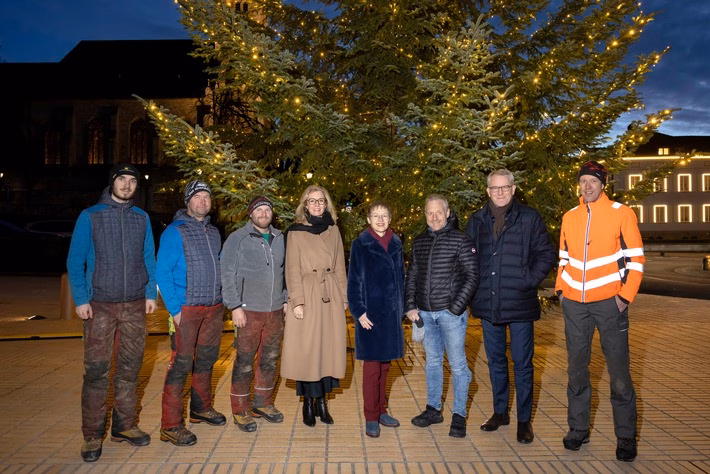 Weihnachtsbaum aus Triesenberg leuchtet vor dem Regierungsgebäude!