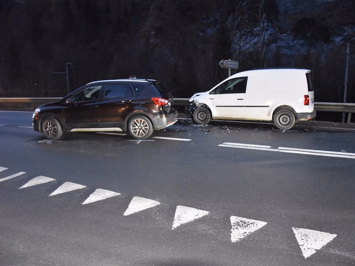 Auffahrunfall in Fideris: Auto und Lieferwagen kollidieren heftig!