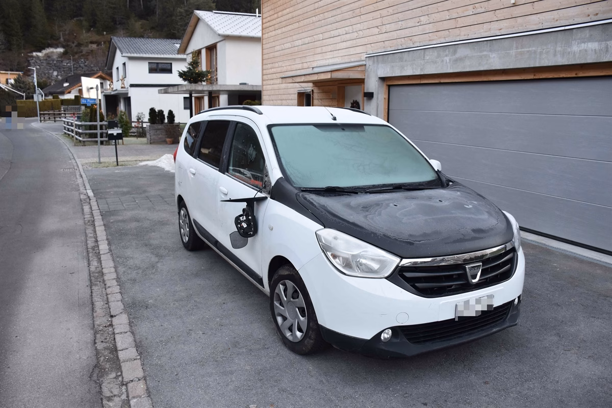 Vandalismus in Laax: Unbekannte stecken Fahrzeuge und Häuser an!