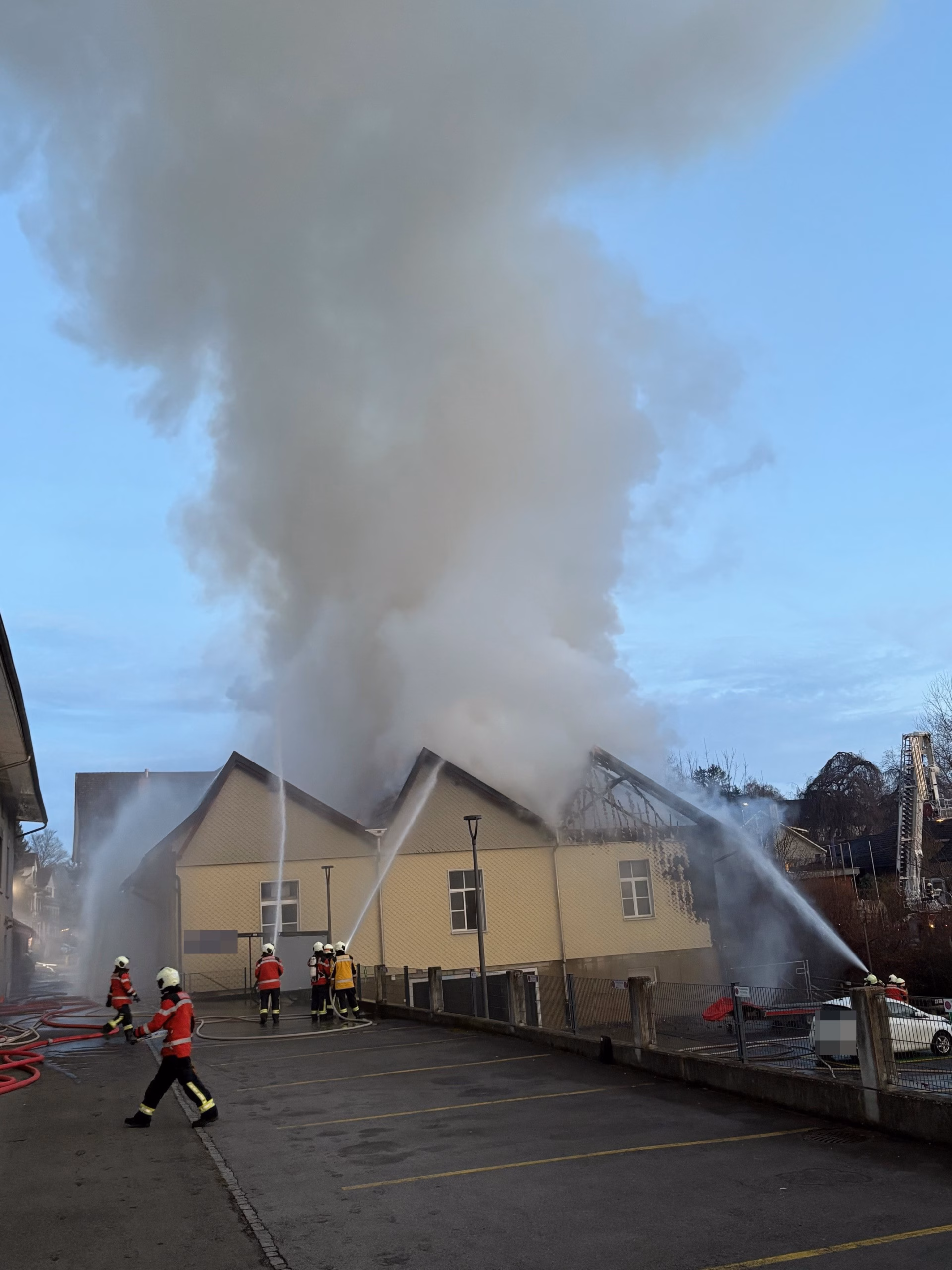 Rätselhafter Brand in Hauptwil: Millionen-Schaden und Zeugen gesucht!