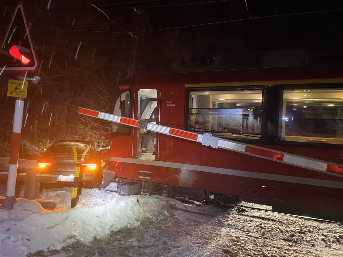 Auto rutscht unter Schranke: Zugcrash in Pontresina!