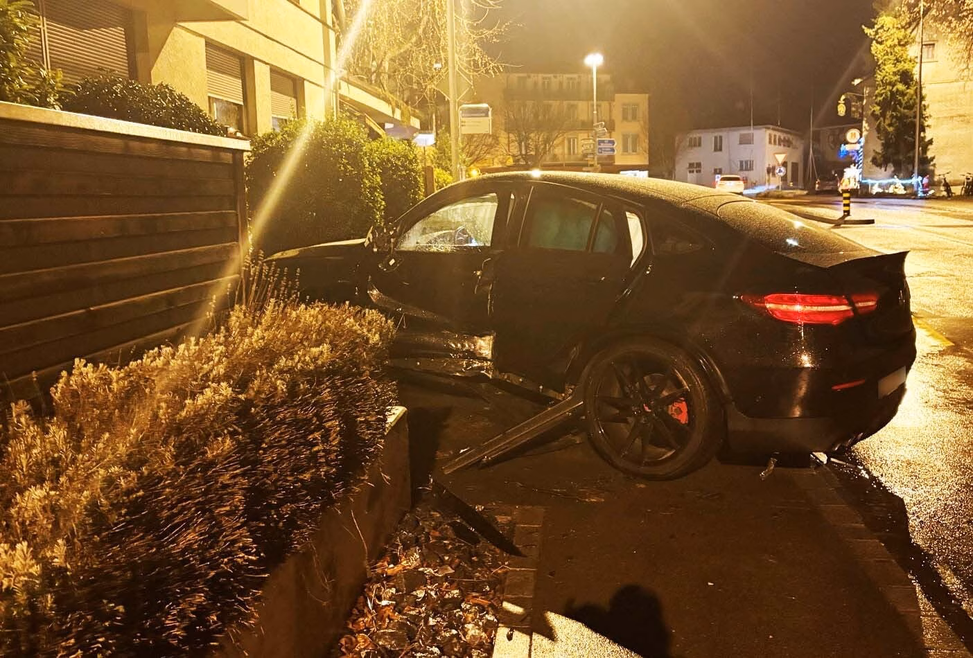 Autofahrer verliert Kontrolle: Hoher Sachschaden in Kreuzlingen!