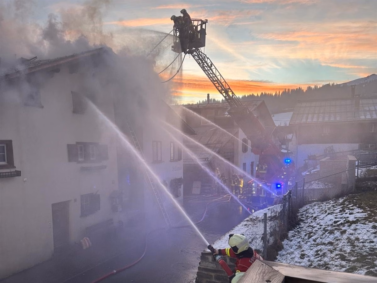 Brand im Dorfzentrum Flims: Bewohner in Sicherheit, Haus unbewohnbar!