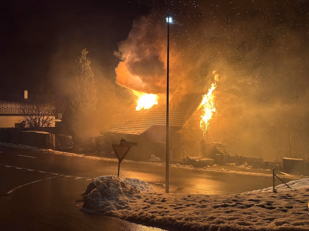 Doppelhaus in Wienacht-Tobel lichterloh in Flammen – Spektakel der Feuerwehr!