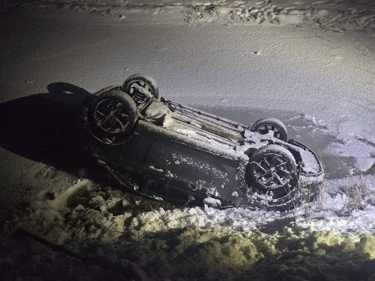 Drama in San Bernardino: Auto überschlägt sich und landet im Gewässer!