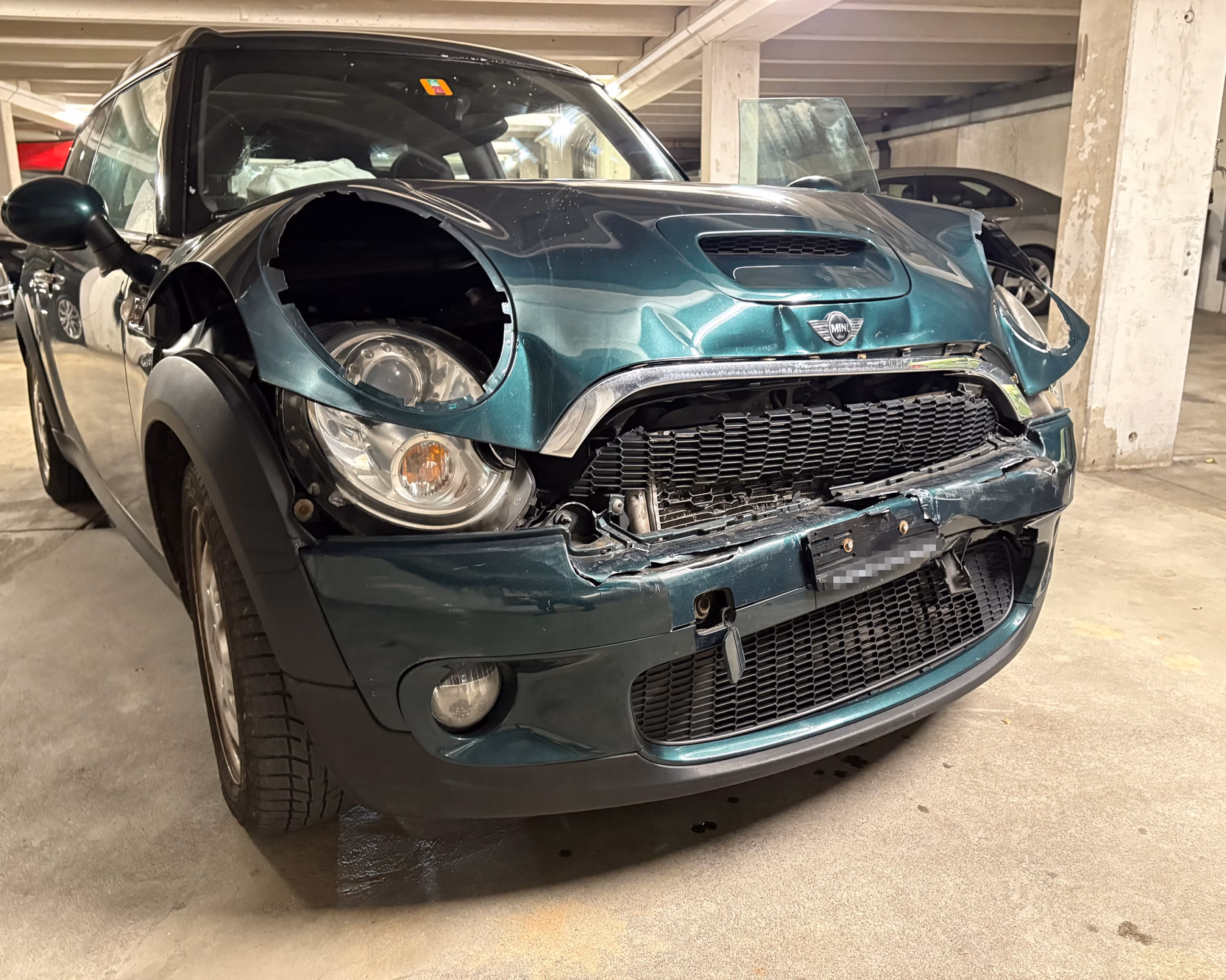 Fahrunfähiger Mann flüchtet nach Unfall in Zuben – drei Verletzte!