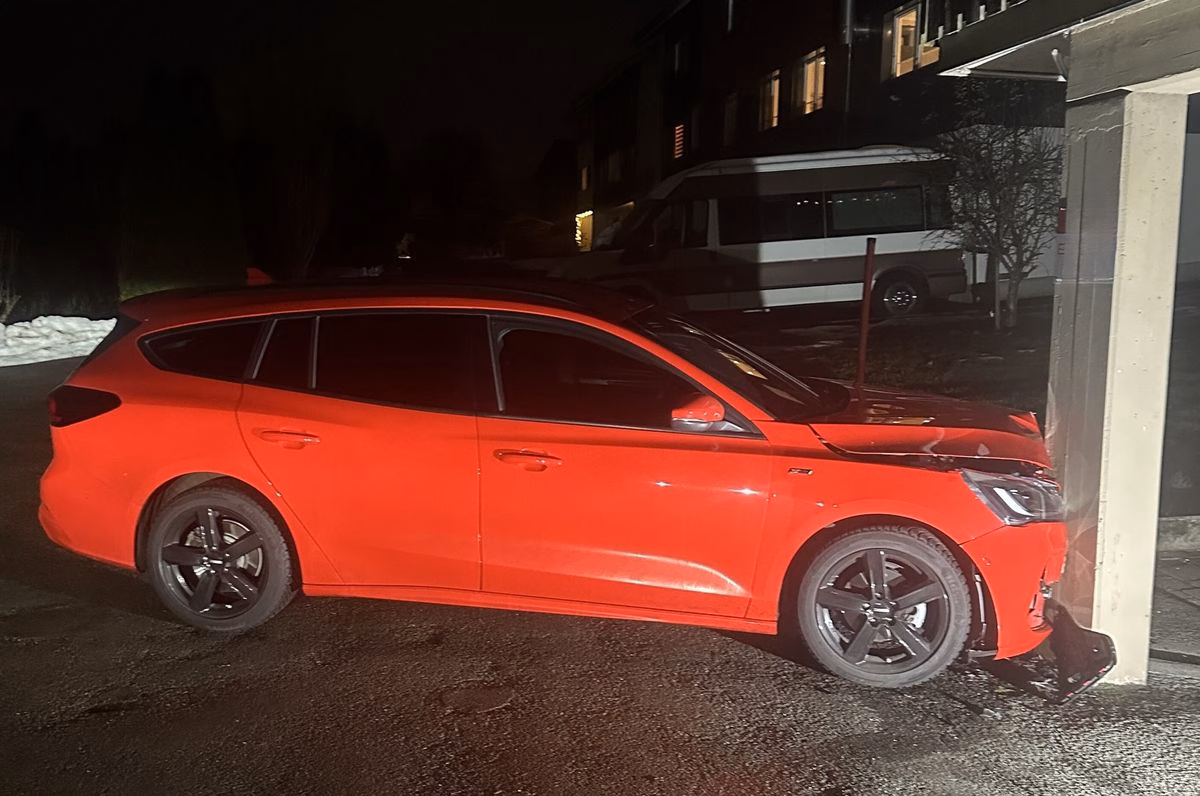 Führerloses Auto rollt ungebremst in Herisau - Fahrer verletzt!