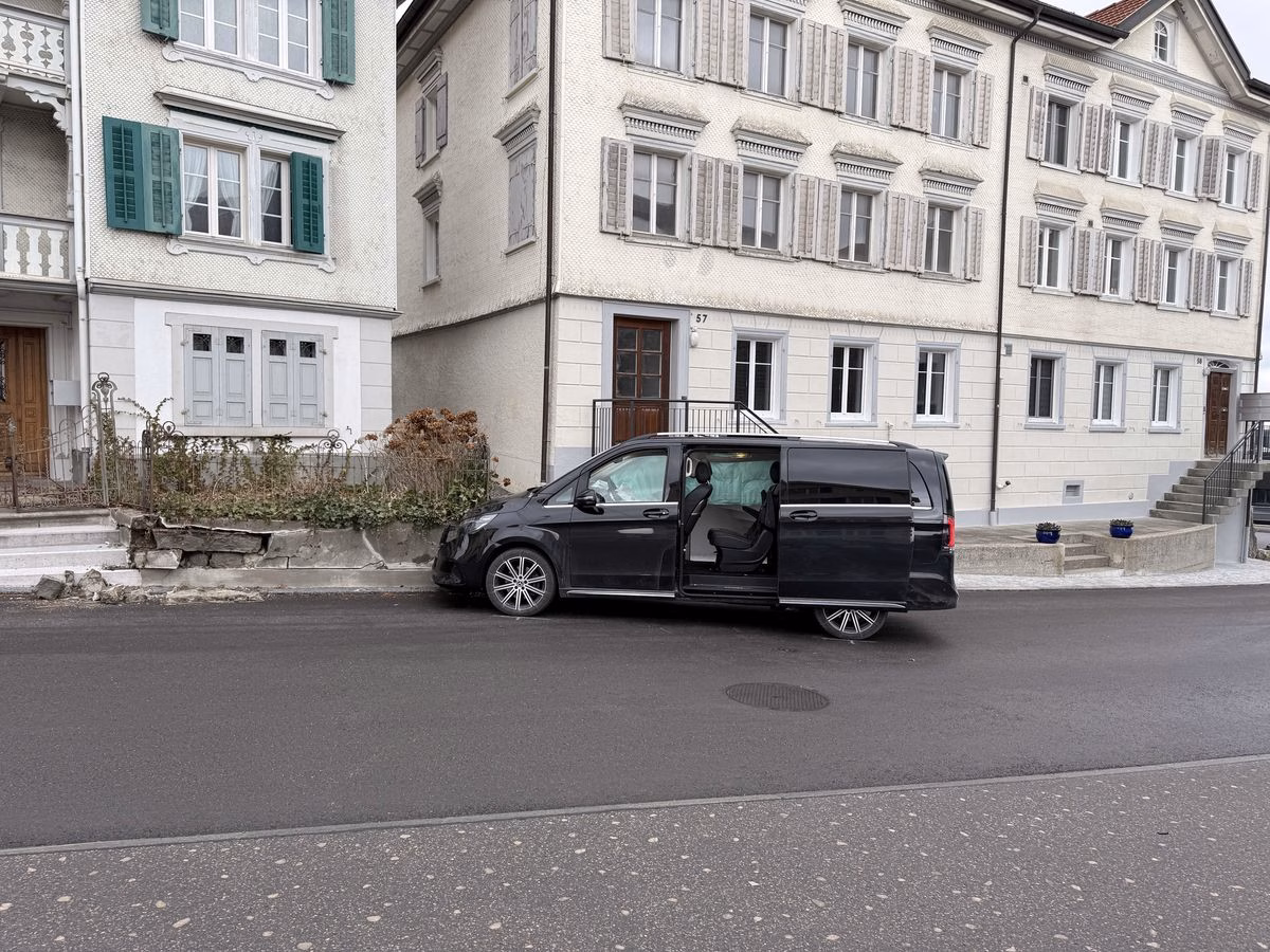 Kleinbus-Unfall in Walzenhausen: Glück im Unglück für Insassen!