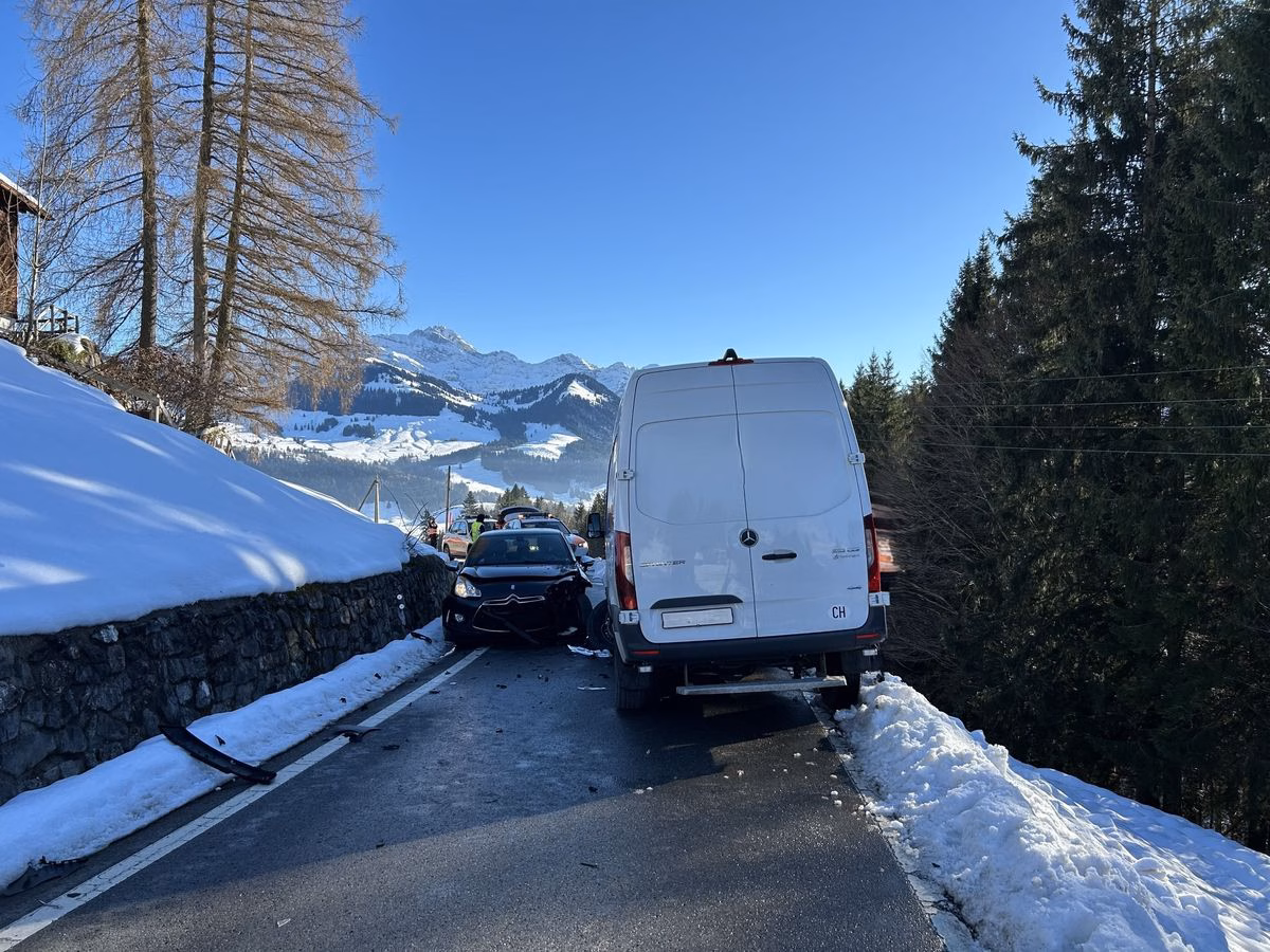 Verkehrsunfall in Urnäsch: Zwei Autos kollidieren, Strasse gesperrt!