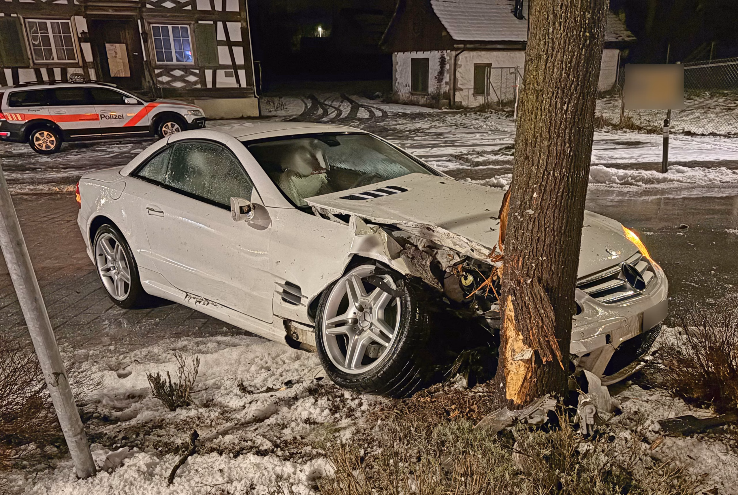Alkoholisierter Fahrer kracht in Baum: Schwer verletzt in Spital!