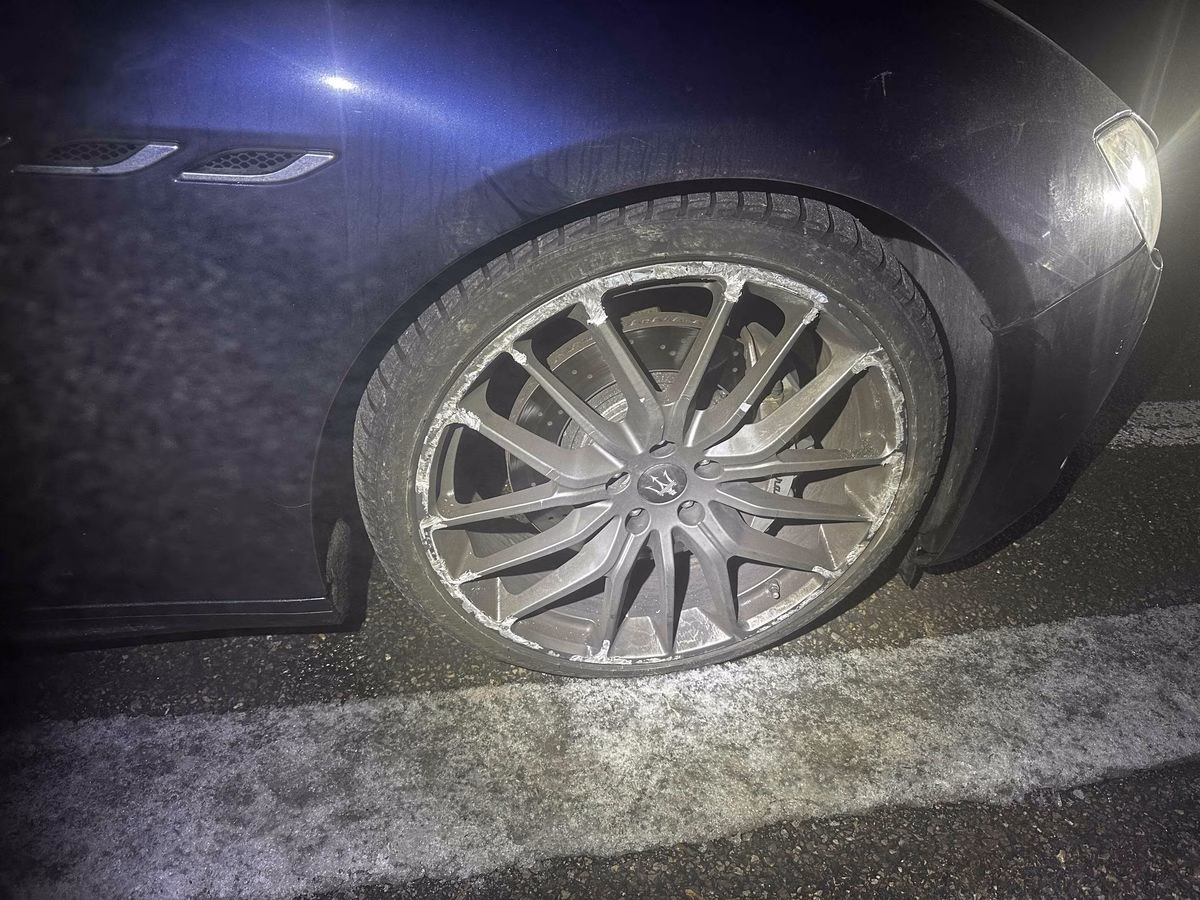 Alkoholisierter Fahrer löst Airbag nach Randstein-Kollision aus