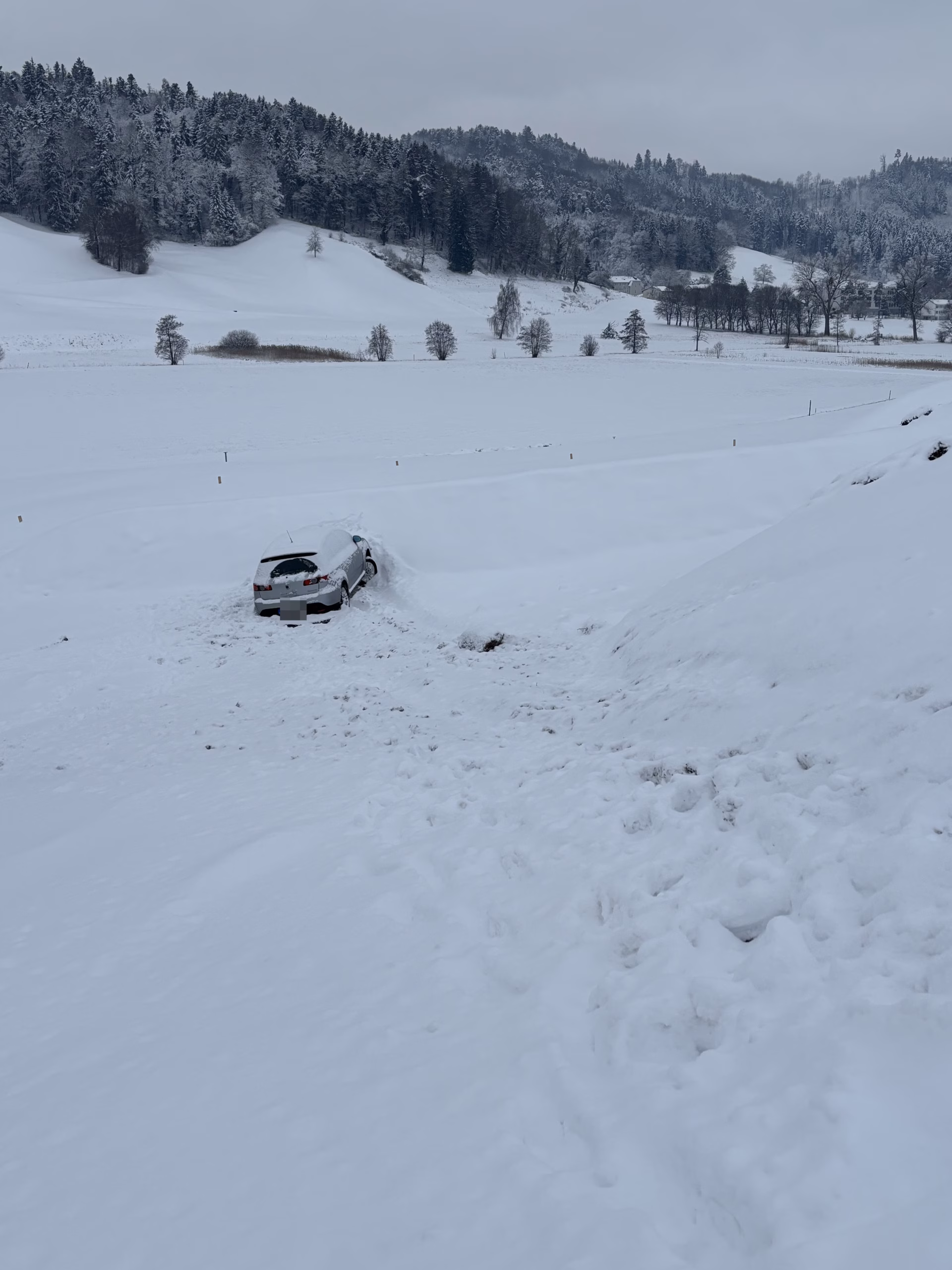 Alkoholisierter Fahrfehler in Busswil: Fahrer flüchtet nach Unfall!