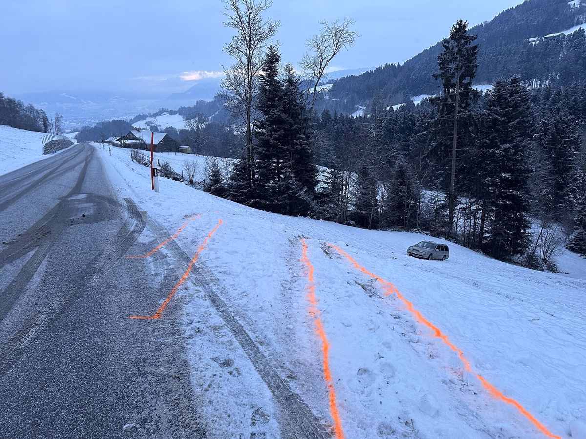 Auto-Unfall in Schachen: Fahrer verliert Kontrolle und rutscht ab!