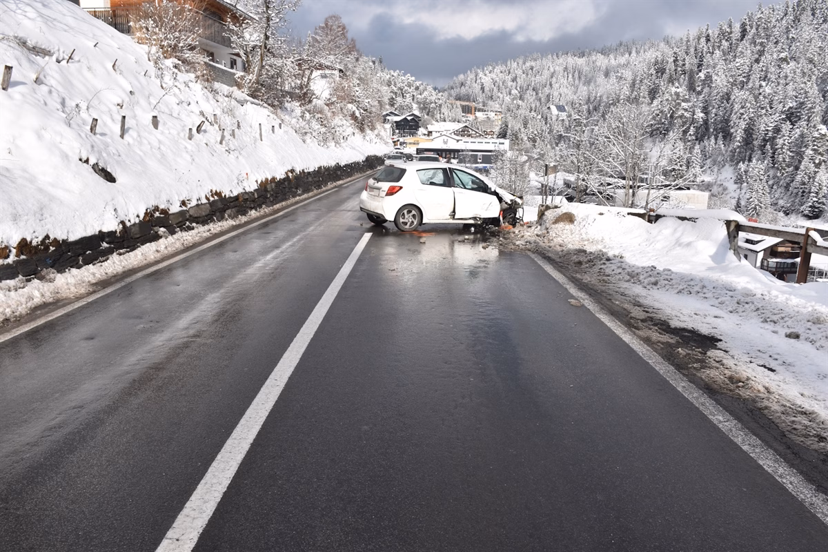 Automobilistin in Laax: Selbstunfall nach Ablenkung durch Essen!