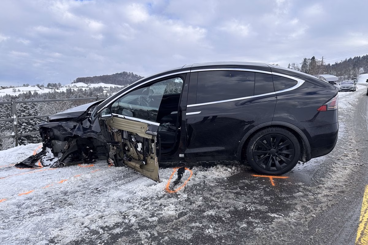 Autoschaden in Schachen: Fahrer unversehrt nach spektakulärem Unfall!
