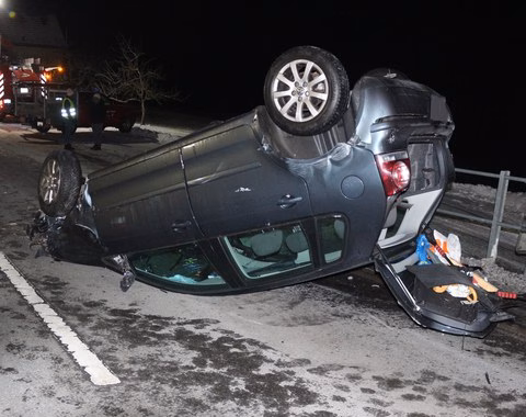 Drama auf der Rutlenstrasse: VW Polo landet auf dem Dach!