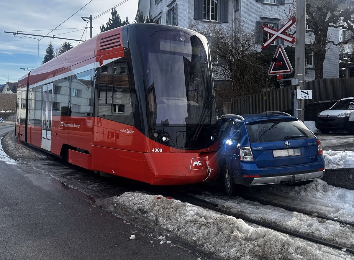 Drama in Speicher: Kollision zwischen Auto und Appenzeller Bahn!