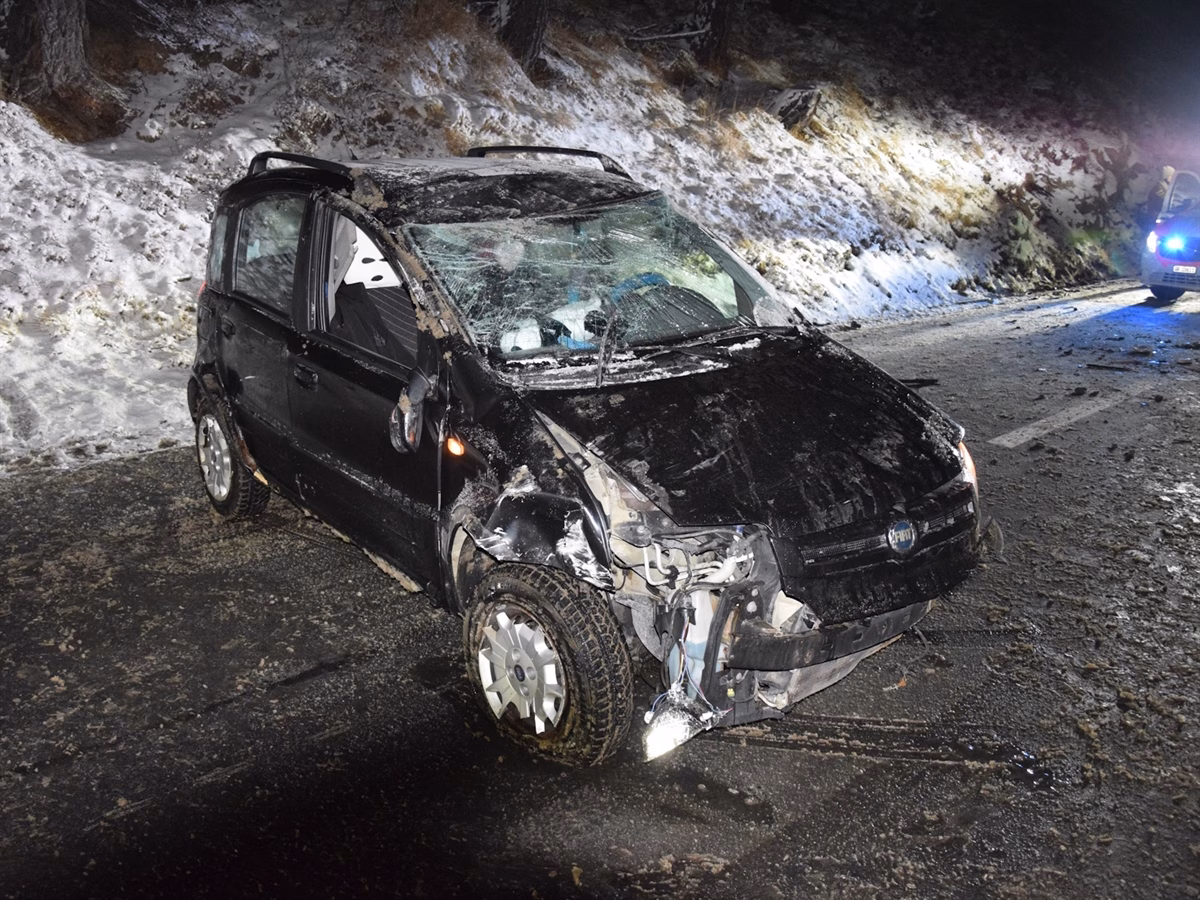 Dramatischer Unfall in Sils: Frau fährt alkoholisiert von der Straße!
