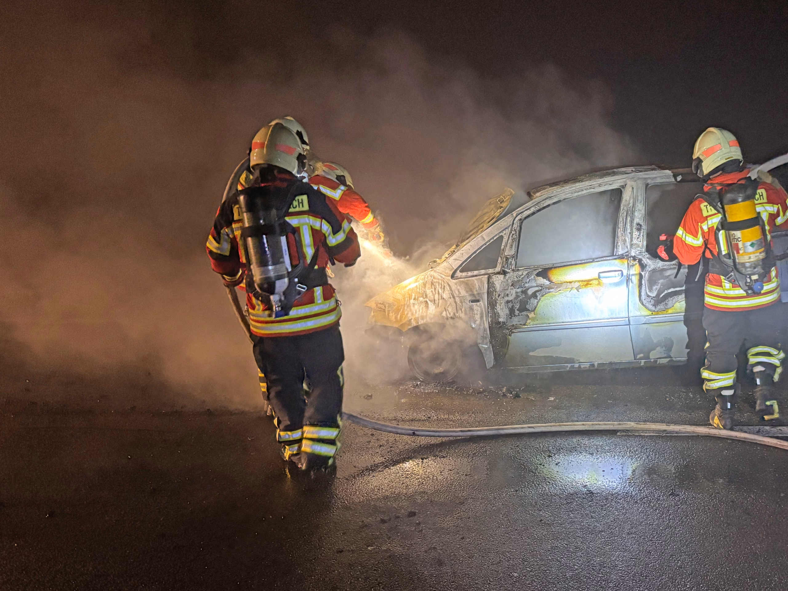 Feuerinferno auf der Hauptstrasse: Autobrand bei Hüttwilen!