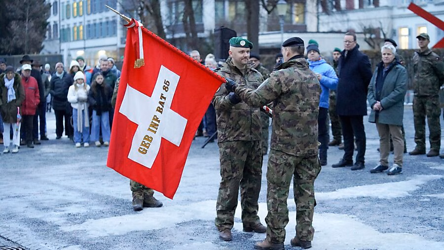Kommandoübergabe in Glarus: Major Schneeberger leitet Gebirgsinfanterie 85