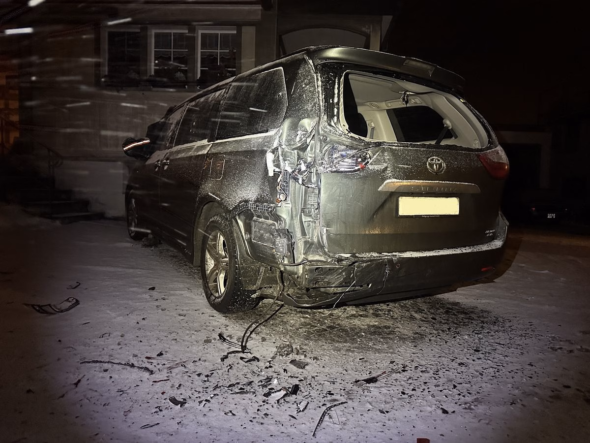 Lastwagen-Anhänger rutscht aus: Auto gegen Hausmauer geschoben!