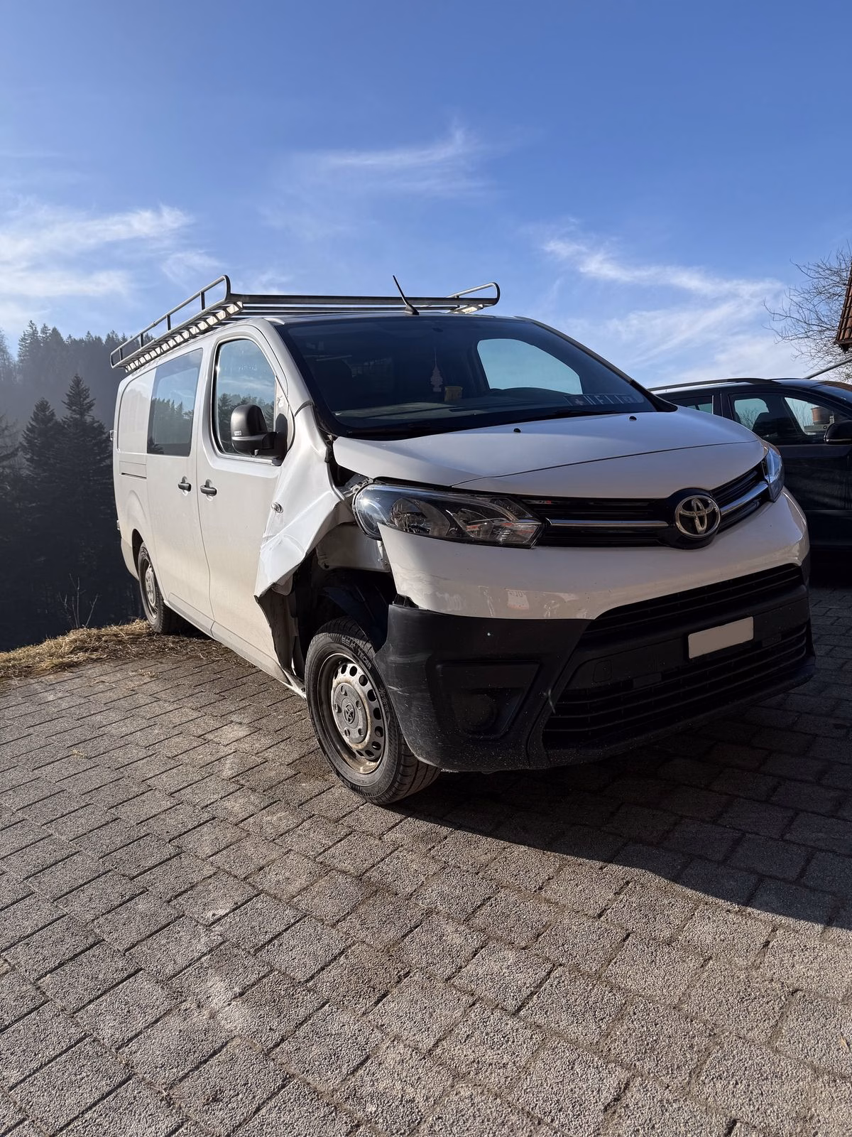 Lieferwagen-Unfall in Trogen: Fahrer flieht nach Kollision!