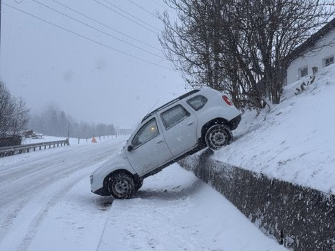SUV-Rutschpartie in Gontenbad: Fahrerflucht ohne Verletzte!