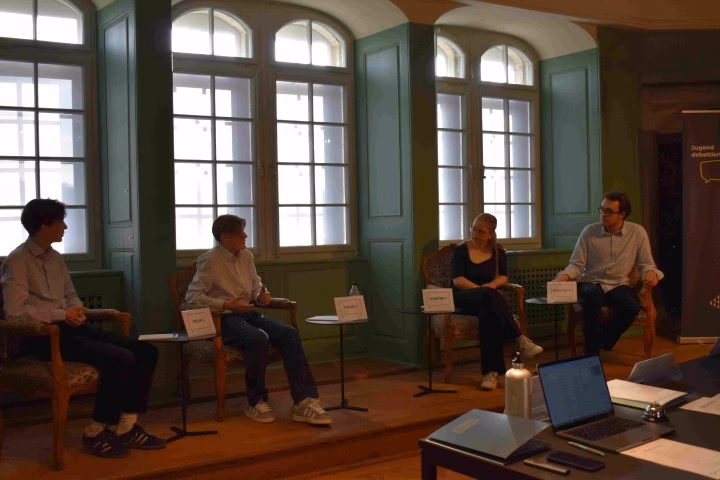 Schüler debattieren hart: Wer gewinnt das Finale in Freiburg?