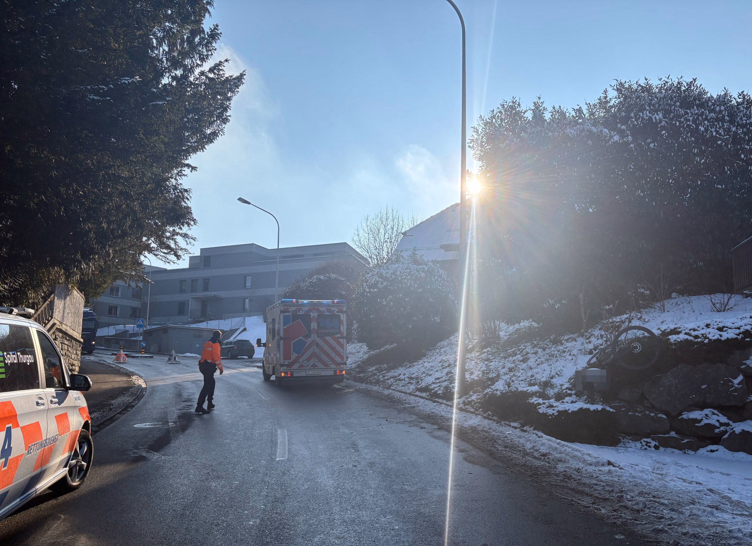 Velofahrer bei Unfall in Kreuzlingen verletzt – Autofahrer sieht ihn nicht!